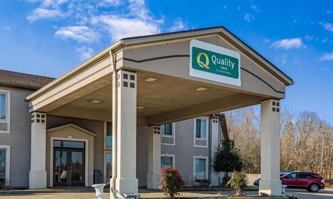 Calvert City Hotel | Relax at Quality Inn Calvert City with Pool & Ocean Views