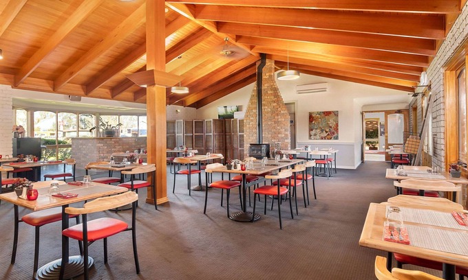 East Wagga Wagga Hotel | Outstanding Quality Inn Carriage House: Pool and Dining Await