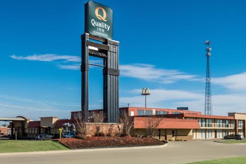 Chickasha Hotel | Discover Quality Inn: Pet-Friendly Stay with Pool Access