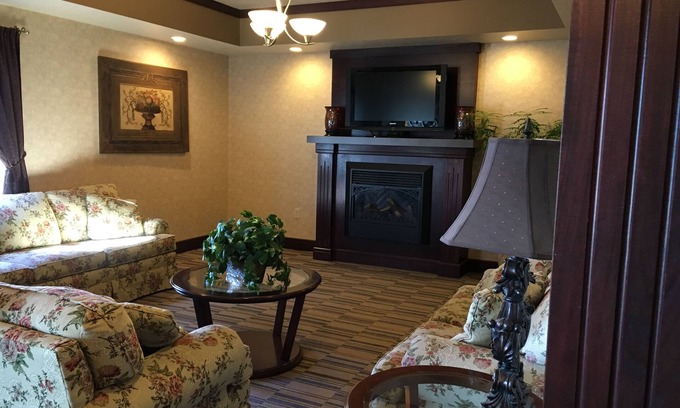 Clarion Hotel | Family-Friendly Quality Inn with Pool and Breakfast Included