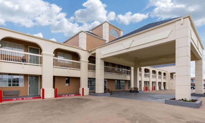 Clute Hotel | Budget-Friendly Quality Inn Clute Freeport with Pool Access