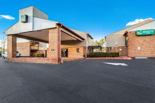 West Columbia Hotel | Cozy Quality Inn Columbia Airport: Pet-Friendly & Pool Access