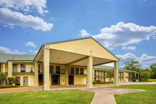 Heber Springs Hotel | Pet-Friendly Quality Inn with Oceanfront Pool Access