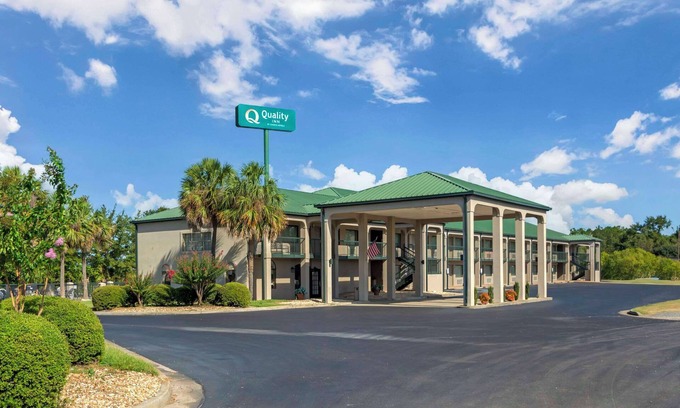 Cordele Hotel | Convenient Quality Inn Cordele: Pool, Dining & Family Fun!