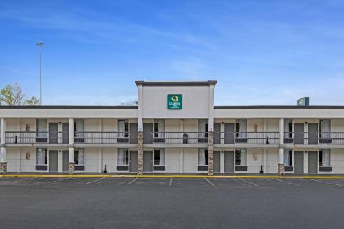 Dalton Hotel | Cozy Quality Inn: Pet-Friendly Stay with Pool Access