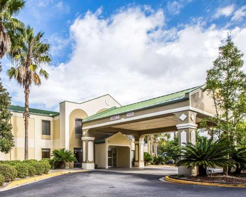 Darien Hotel | Guest Rated Quality Inn Darien-North Brunswick with Pool