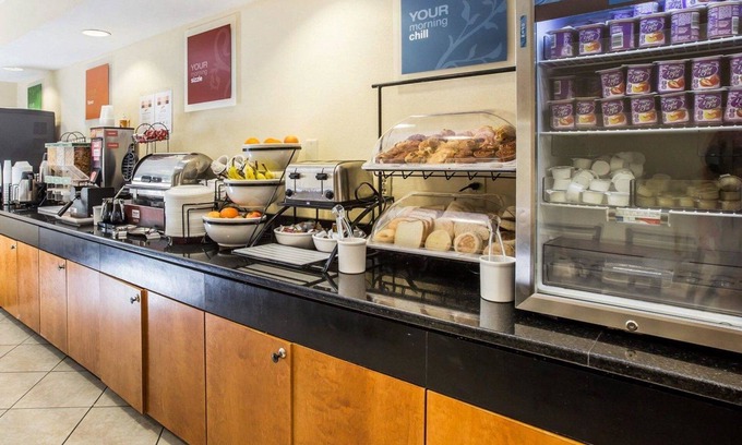 Darien Hotel | Discover Quality Inn Darien: Poolside Relaxation Awaits