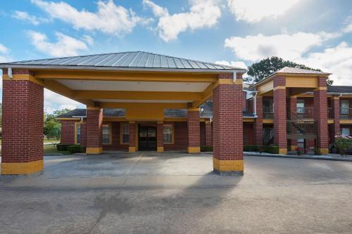 DeRidder Hotel | Family-Friendly Quality Inn with Pool & High Guest Ratings