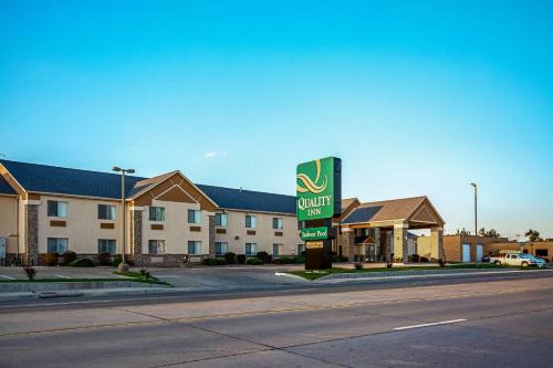 Dodge City Hotel | Cozy Quality Inn with Pool and Spa Facilities