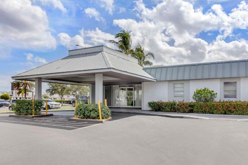 Stuart Hotel | Pet-Friendly Quality Inn Downtown Stuart with Ocean View