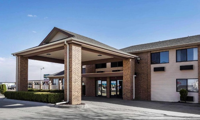 Dumas Hotel | Quality Inn: Ideal Pet-Friendly Retreat with Spa & Hot Tub
