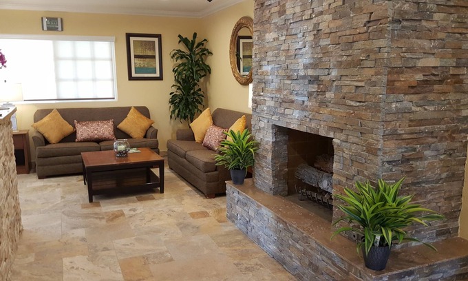 Central Escondido Hotel | Convenient Quality Inn Escondido Downtown with Pool & Spa