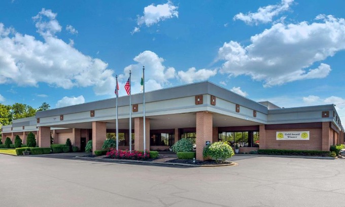 Clarksville Hotel | Pet-Friendly Quality Inn Exit 4 with Pool & Ocean Views
