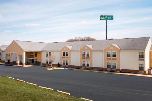 Kingmont Hotel | Comfortable Quality Inn: Pet-Friendly with Pool Access