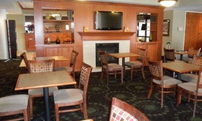 Airport Township Hotel | Quality Inn Florissant - St Louis: Comfort & Family-Friendly Amenities