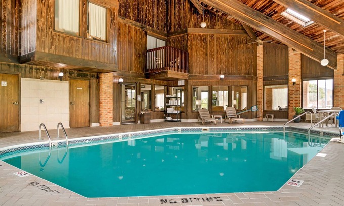 Grand Rapids Hotel | Cozy Quality Inn Grand Rapids South with Pool & Spa Amenities