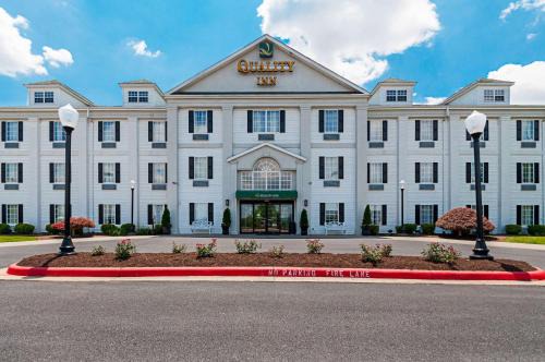 Harrisonburg Hotel | Cozy Quality Inn Harrisonburg I-81 with Pool & Breakfast
