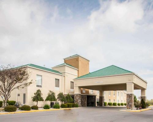 Hayti Hotel | Budget-Friendly Quality Inn Hayti North with Pool Access