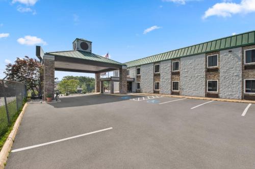 Lupton City Hotel | Inviting Quality Inn Hixson-Chattanooga with Ocean Views