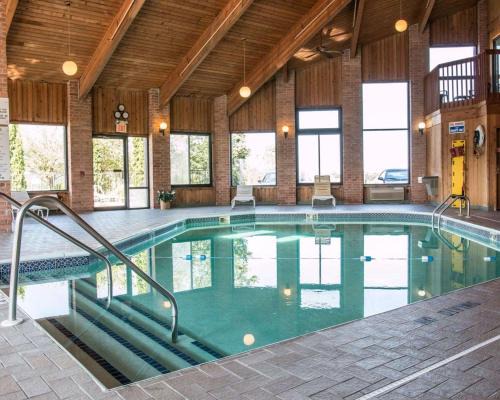 Hudsonville Hotel | Quality Inn: Family-Friendly Getaway with Pool & Hot Tub