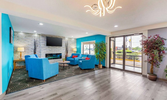 Huron Hotel | Comfortable Stay at Quality Inn Huron with Pool & Restaurant