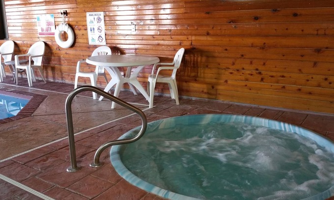 Topeka Hotel | Comfortable Quality Inn I-70 with Pool & Spa Amenities