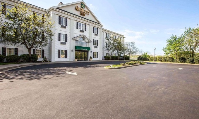 Kingsport Hotel | Pet-Friendly Quality Inn with Pool and Family Amenities