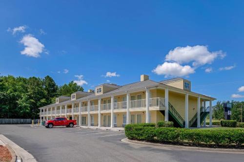 Laurinburg Hotel | Pet-Friendly Quality Inn Laurinburg with Oceanfront Views