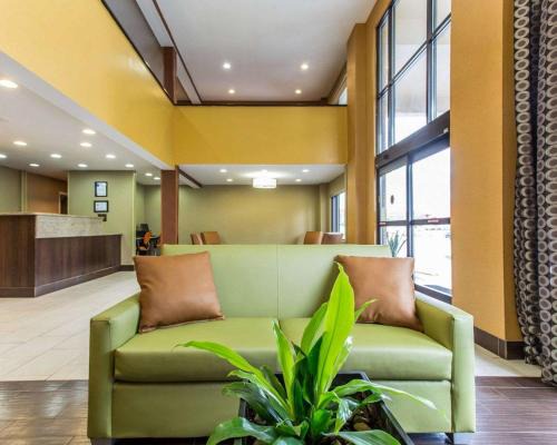 Boger City Hotel | Comfortable Stay at Quality Inn Lincolnton with Hot Tub