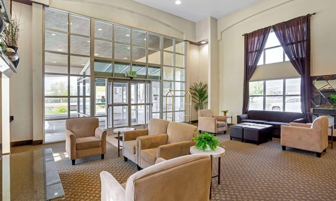 Logan Hotel | Inviting Quality Inn Logan Near University with Pool & Spa