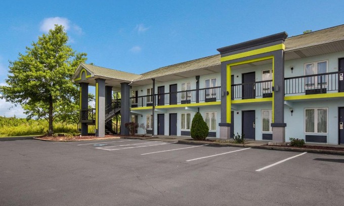 Pittsburg Hotel | Cozy Quality Inn: Pet-Friendly with Ocean Views