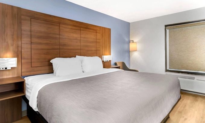 Madison Hotel | Comfortable Quality Inn Madison with Pool & Breakfast
