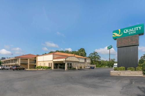 Manchester Hotel | Budget-Friendly Quality Inn: Ideal for Families and Kids