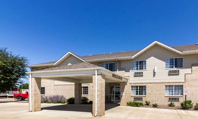 Marshall Hotel | Discover Quality Inn: Family-Friendly Escape with Spa & Pool