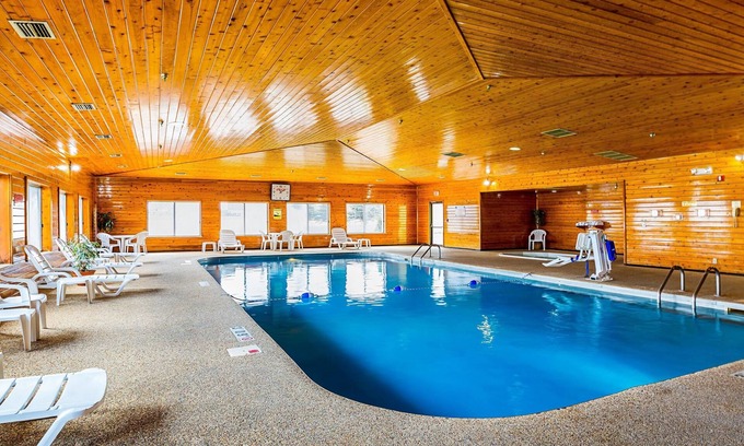 Mitchell Hotel | Inviting Quality Inn Mitchell: Pool, Spa & Family Amenities