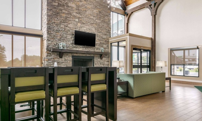 Monteagle Hotel | Quality Inn: Family-Friendly Stay with Pool and Breakfast