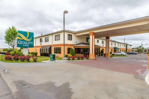 Montgomery Hotel | Comfortable Quality Inn Montgomery South with Pool & Kitchen