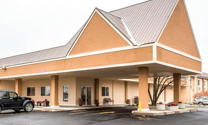 Morris Hotel | Pet-Friendly Quality Inn Morris I-80 with Pool & Breakfast