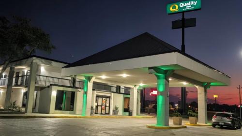 Kreole Hotel | Pet-Friendly Quality Inn Moss Point with Oceanfront Pool