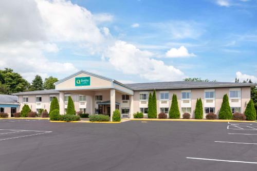 Huron Hotel | Pet-Friendly Retreat at Quality Inn Huron with Pool Access