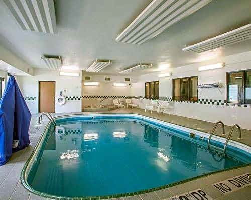 Forsyth Hotel | Convenient Quality Inn with Pool & Kitchen Near I-72