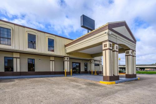 Read Boulevard East Hotel | Convenient Quality Inn New Orleans I-10 East for Families