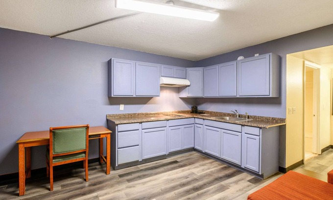 Read Boulevard East Hotel | Convenient Quality Inn New Orleans I-10 East with Pool