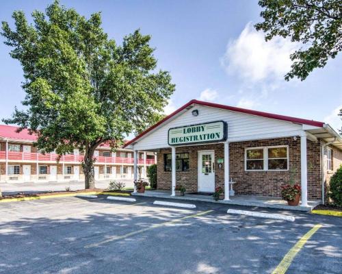 Fayetteville Hotel | Inviting Quality Inn New River Gorge with Pool & Ocean Views