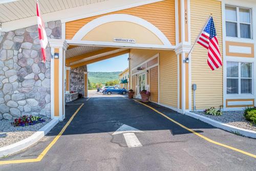 North Conway Hotel | Inviting Quality Inn North Conway with Pool Amenities