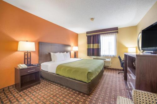 O'Fallon Hotel | Pet-Friendly Quality Inn O'Fallon IL with Pool Access