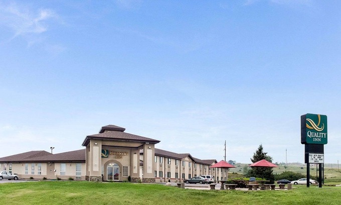 Oacoma Hotel | Quality Inn: Guest-Rated Comfort with Pool and Dining Options