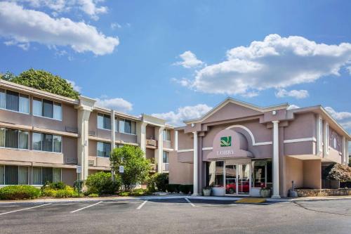 Old Saybrook Hotel | Cozy Quality Inn Old Saybrook with Oceanfront Pool Access