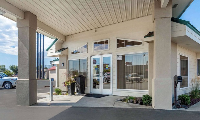 Ontario Hotel | Quality Inn: Family-Friendly Retreat with Pool and Spa