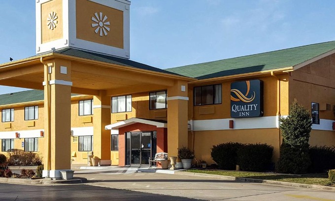 Ozark Hotel | Quality Inn: Family-Friendly Stay with Pool and Hot Tub